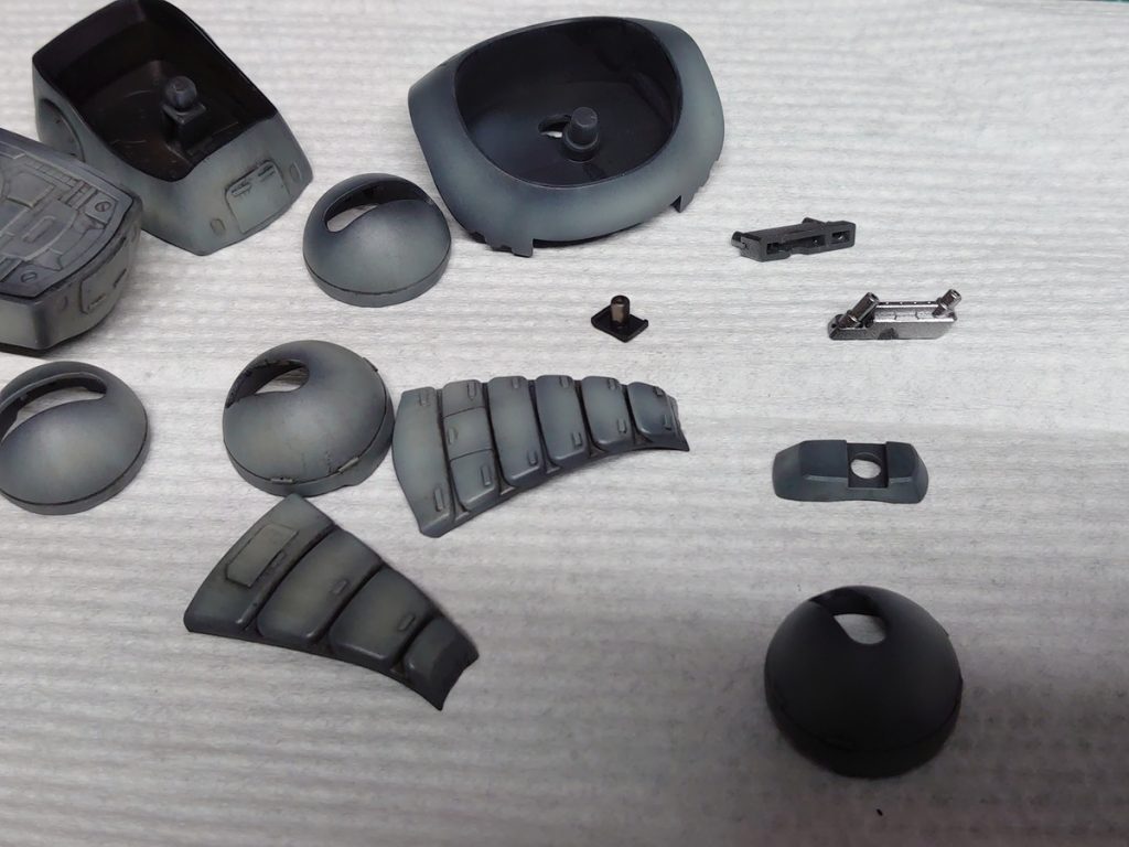 ライトグレーやブラックグレーでグラデーション塗装してから油彩でフイルタリングしました。