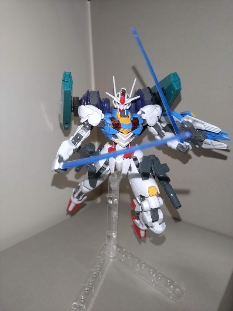 前述の通り、フェイズドアレイキャノンはルブリスウルのものですが、実は当家には1点しかなく、なんばのイエサブのパーツパラダイスでもう1点迎えて、左右を揃えました。大腿部のレールガンおよび増加装甲は30MMのオプションパーツセット1から。エアリアルと、ミラソウル製フライトユニットには特に手を加えていません。