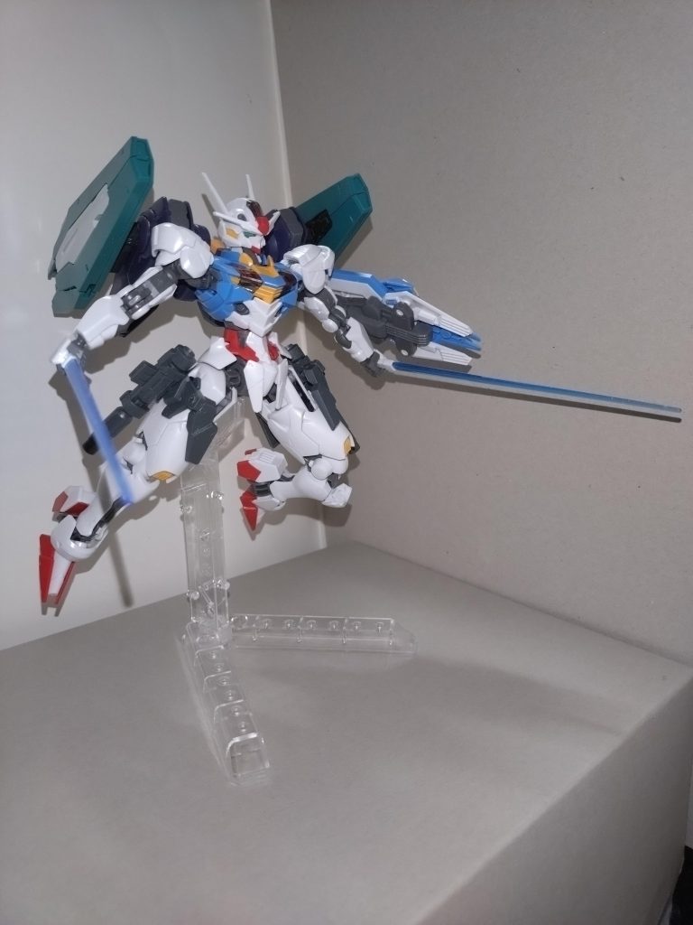 以前は実体剣を装備していたが、ガンプラバトルの繰り返しにより著しく損耗。予備として取っておいたビームサーベルに切り替えた。〜弦巻財閥の月例レポートより〜