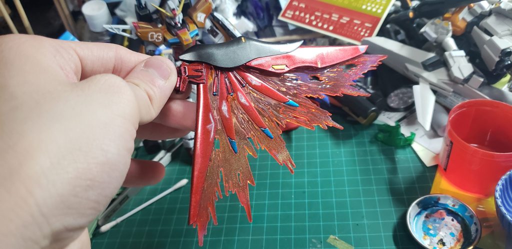 次にいろいろ試しながら作った翼部分になります!先端部分をコスモメタブルーで塗り分けてオリジナリティ(ささやかな)を出してます!!光の翼部分もクリアオレンジで塗ったあと外側と内側をクリアレッドでグラデーションぽく塗ったあとトランザムホロピンクを全体に塗ってラメをいれたりなど試行錯誤しながらやってますw