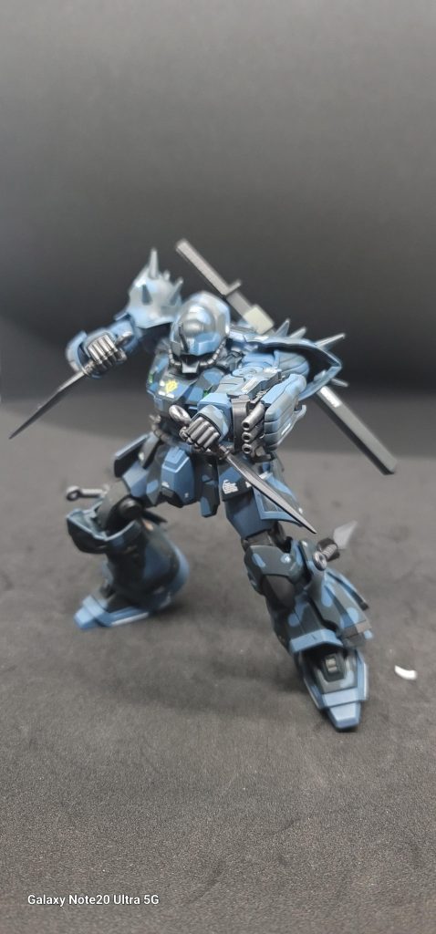 クナイを、持たせて見ました。まさに忍者って感じですね