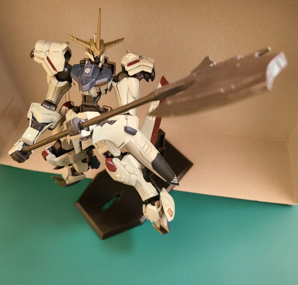 終わりにプラモに関してはまだ勉強中。スジボリなどもまずは挑戦！と思いとにかく完成を目指して手を動かしました。苦労したのはカラーリング。当初基本カラーは白でやろうとしたのですが、かなりのムラがでて断念(泣)。代わりに全体のトーンを下げてヒロイックさを再現。満足する形で筆塗りの全塗装を終えられました～。