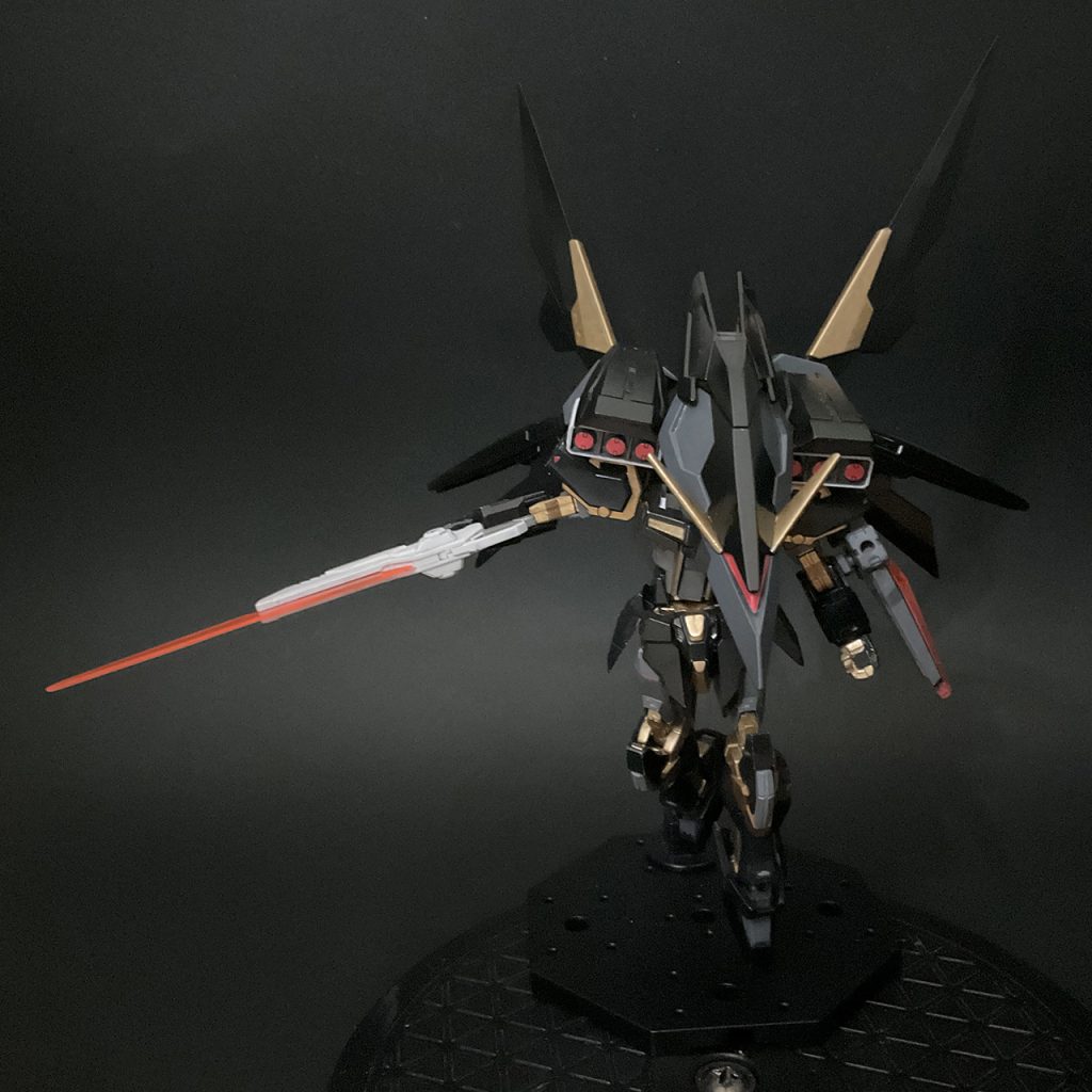 3月10日写真変更しました。ウイング広げて威嚇してるイメージです。肩の追加パーツは「テルティウムアームズ」のシールドと「ガンダムアームアームズ」のミサイルランチャーとブースターの組み合わせです。