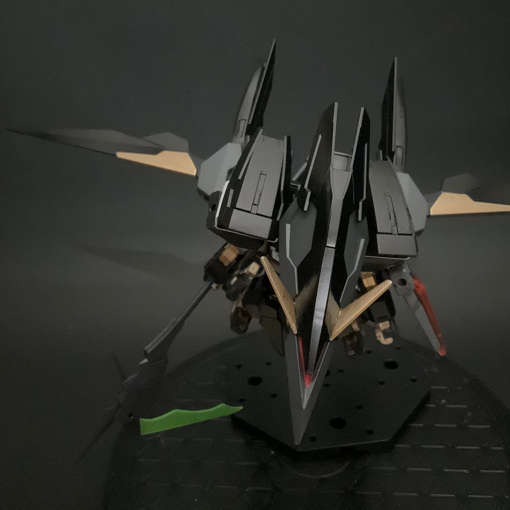 寝そべり変形でなくて、ガウォーク的な高速移動形態です。3月10日写真変更しました。肩はこっちの方がいいなぁ〜と思って、追加工作しました。機首に赤いシールも貼りました。