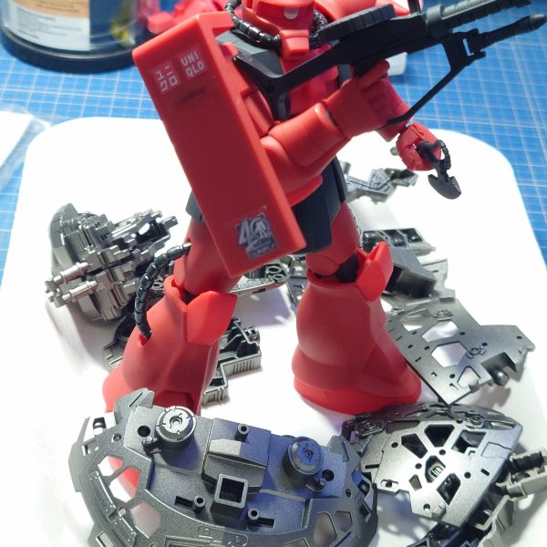 ザクの日にジオングを作るニローネです。内部フレームをガンメタに塗装したところです。せっかくなのでちょっと前に素組（つや消しオンリー）したUNIQLOザクと一緒に！（2枚目）