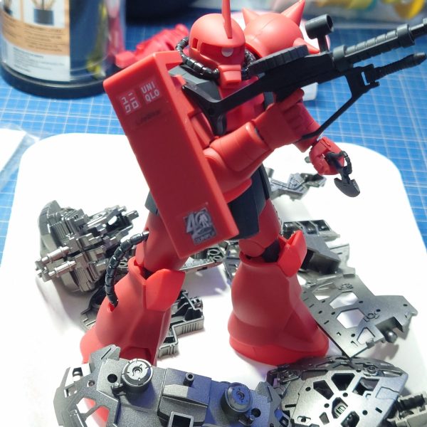 ザクの日にジオングを作るニローネです。内部フレームをガンメタに塗装したところです。せっかくなのでちょっと前に素組（つや消しオンリー）したUNIQLOザクと一緒に！（1枚目）