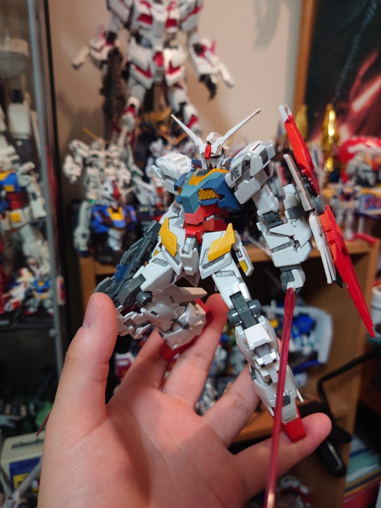 塗装のほとんどはガンダムマーカーで仕上げました（一部、筆塗装もあります。）デカールはAEしか貼っていませんがオリジナルフルアーマーにするためにそのうちデカールも大量に貼る予定です！