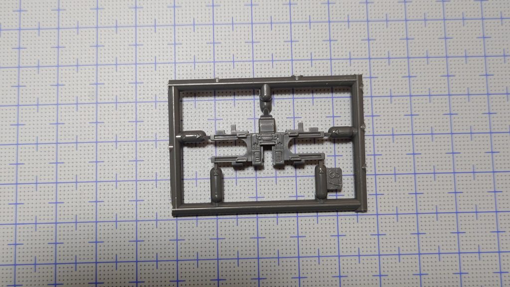 これは前の画像の肩フレームを受ける胴体側のフレームパーツですが、4本のツメで背部外装と固定されます。これは組み付けてしまうとほぼ外せなくなります。これは爪のロックを削るか(ポロリのリスクは跳ね上がりますが)、壊れたら部品注文するかの二択になりますw