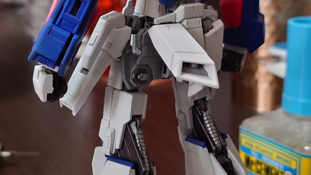 もう一つの破損が怖いのが脚部を腰部に留めているワッシャーの様なABSパーツ。これは金属パーツでも良かった様な…何回か付けたり外したりしていると割れます…