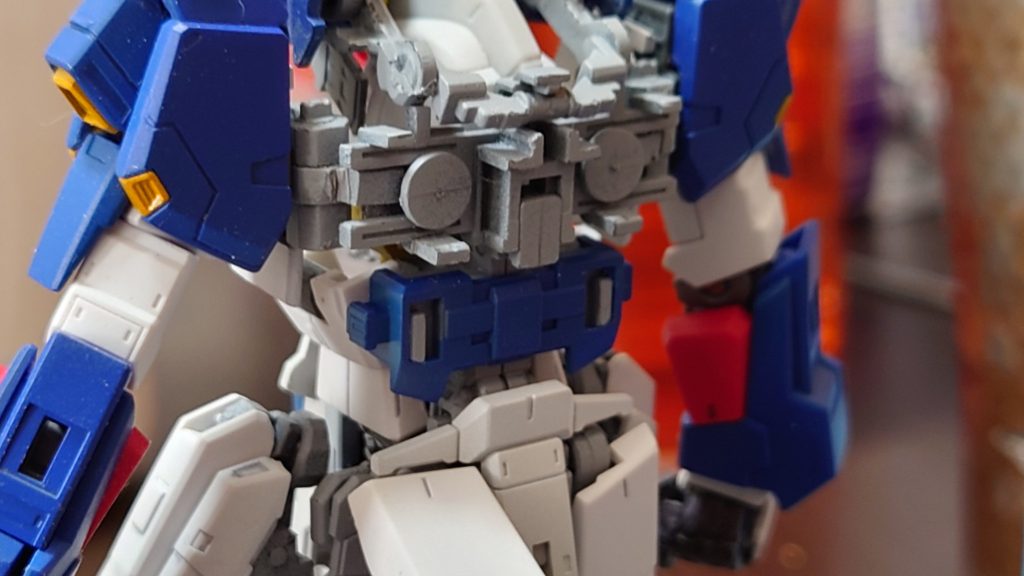 それでは制作編です。本キットが「壊れやすい」と言われる由縁にいくつかのパーツの強度不足があります。(私もやりましたw)①肩のMSジョイントがもげる純粋に脆いです。ABSパーツなのですが、慣らしているだけで白化しますので、時間の問題ですwここはABSランナーで補強しました。(丸い所から横に延びている部分です。)また、ABSパーツはMSジョイントを含め、ラッカー塗料から保護する為に水性サフや水性つや消しコートでコーティングしています。