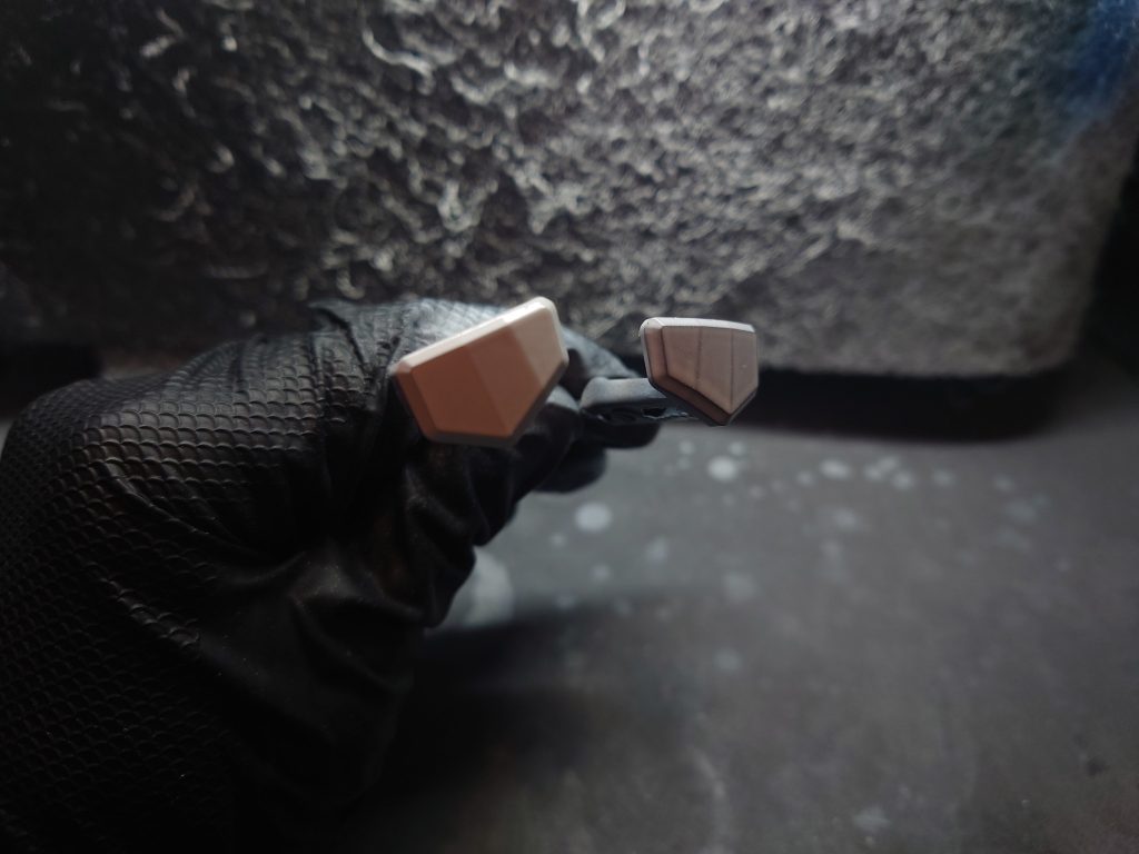 白が流れたので塗り直ししていた時の写真。写真右側が白が薄すぎた状態左側が再塗装した状態。(シンナー希釈を間違えたら薄くなりすぎるので注意。)