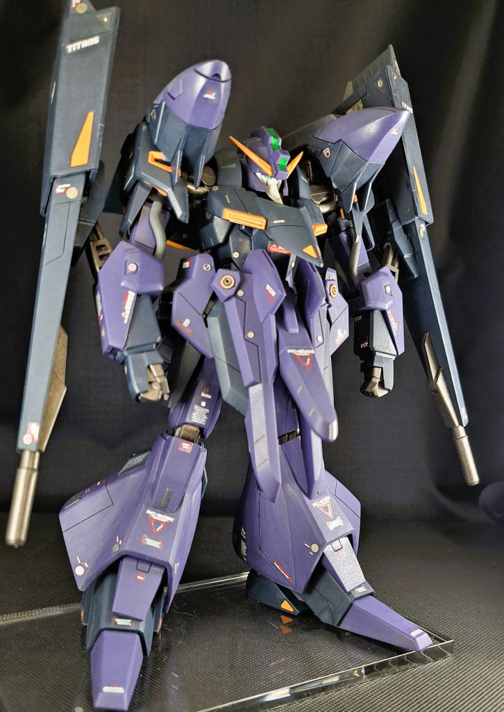 スジボリやデカール・メタルパーツを使ったディテールアップをおこなっています。特にスジボリはデザインに悩みながら、頑張って彫っています。悩みすぎると先に進まなくなるので、いつもほどほどな感じで落ち着きます。いつか徹底的にやってみたいものです。