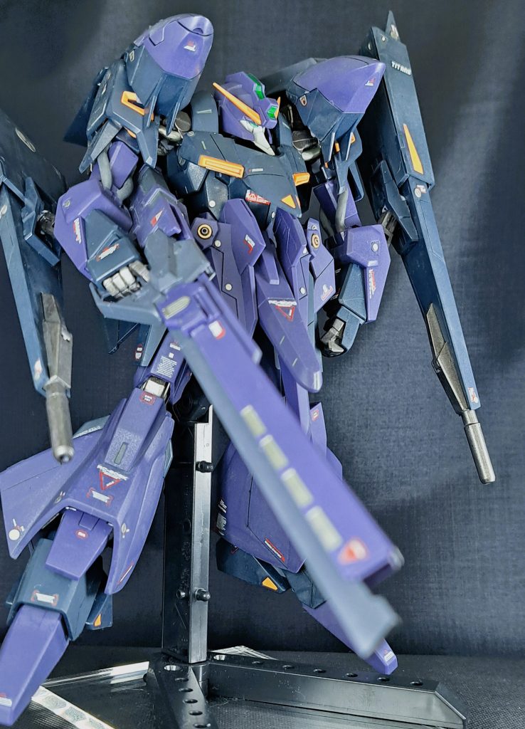 こちらのキット、説明書通りに作るともっとあっさりとしたギャプランになるのですが、一般販売された方のギャプランTR-5[フライルー] のウェブ説明書を見ながらパーツモリモリで作りました。肩やフロントアーマーのパーツの多さにカッコ良さを感じていたので、この形に出来て良かったです。