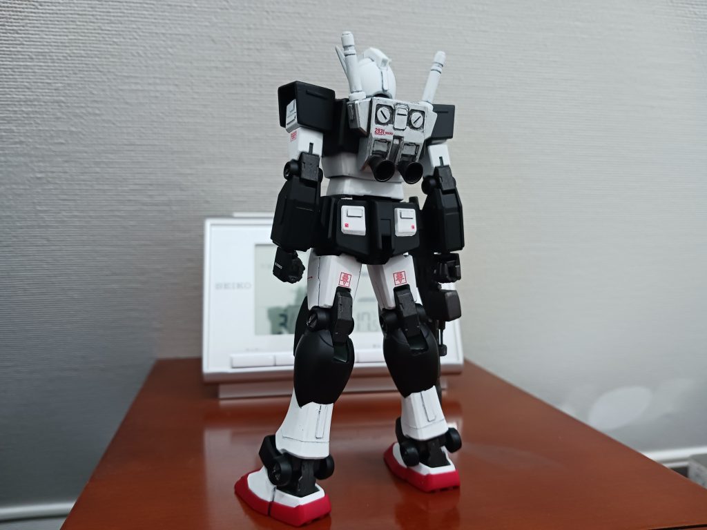 パーツ毎に黒鉄色、つや消し黒、タイヤブラックを使い分けましたが、写真にしたら黒一色になりました。🤔