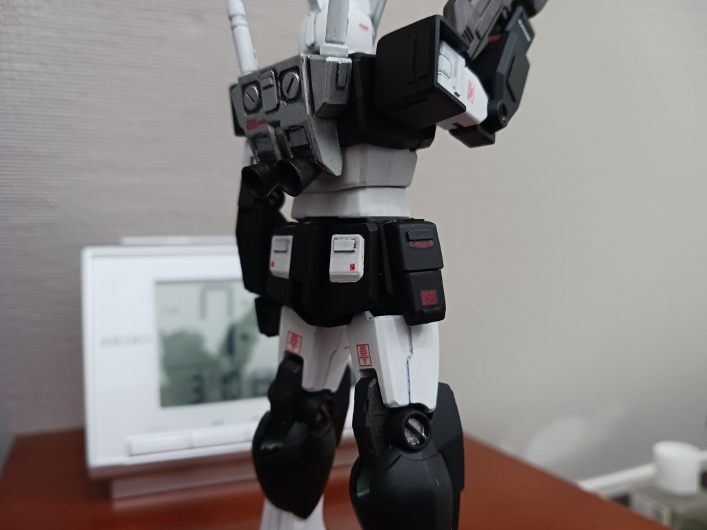 プロトタイプの特徴的なホルスターを着けました。アンクルガードのスリットと、下腕の凹凸は再現していません。