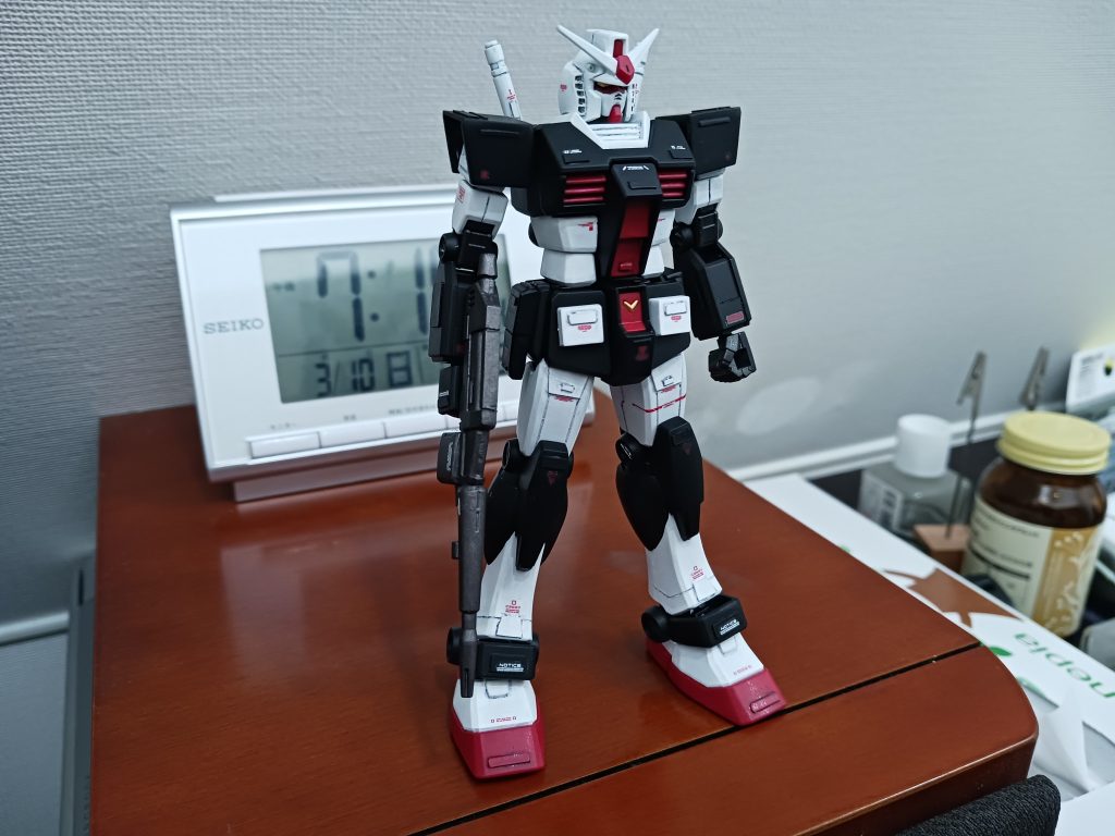 表面が寂しいので、少しのスジ彫りと、プラ板を貼っています。赤いコーションデカールを黒い箇所に貼ったら映えると思ったのですが、実際は埋没したので白い箇所メインに貼っています。