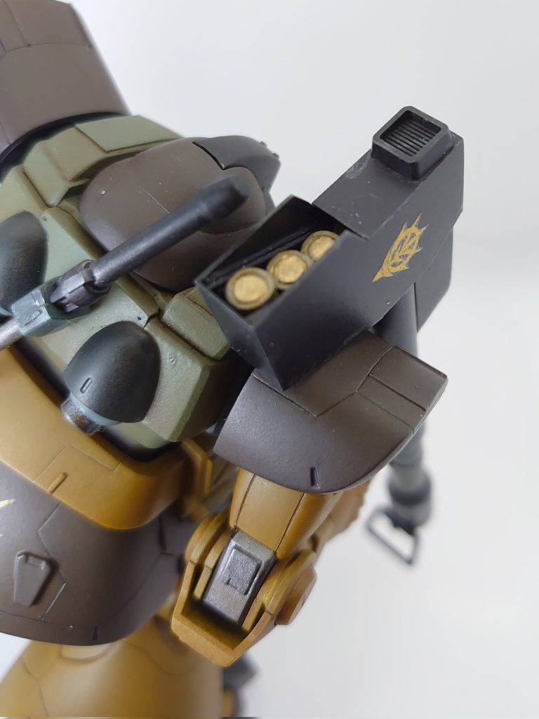 キット付属のジャイアントバズはどう見ても弾入らなそうな形状だったので弾倉部をプラ板で造り替えました。ドム本体よりもこっちの方が難しかったw 