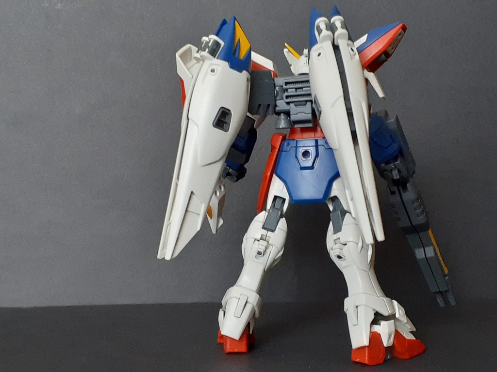 SEED以後のMSに見慣れると羽が小さく感じてしまうけどまぁ普通こんなものだと思う