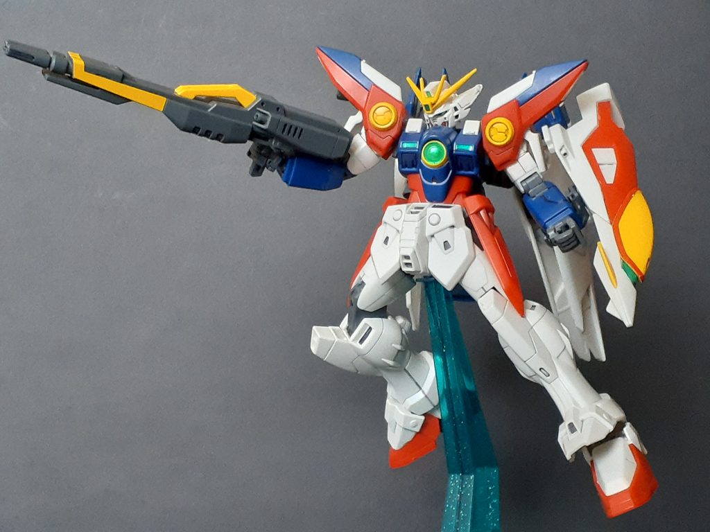 ツインバスターライフルは連結させても片手で持てる重さ。ただし両手持ちは構造的に無理。旧HGのスペシャルファイティングポーズ（だっけ？）用差し替え胴体でもないと