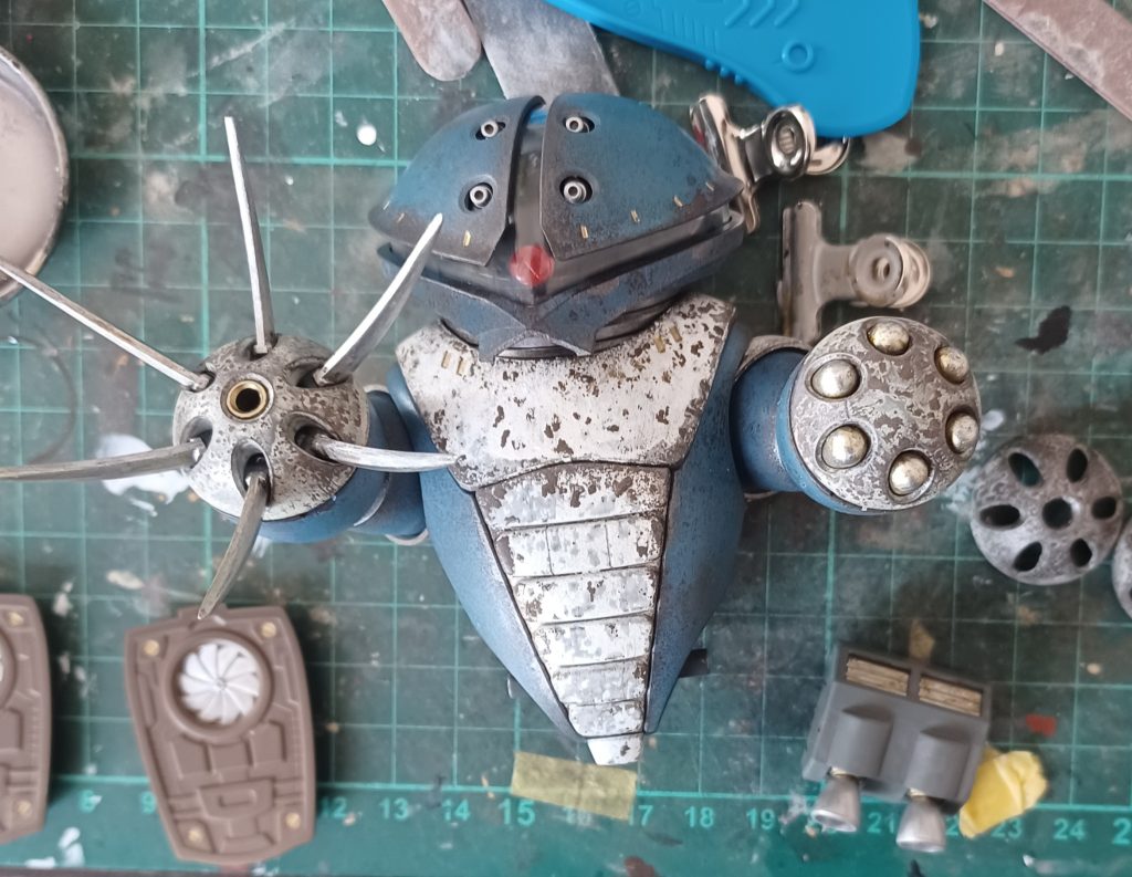 ⑦ウェザリングパステル等々を使って更に錆サビにしていく。おやまあ!お鼻のパーツが紛失しとるやないかい(笑)!   (一時製作中止)