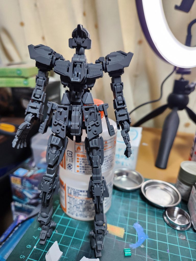 今回はフレーム自体は単色にしましたが、もしまたMGを改造することがあった際はフレームも色分けした作品を作りたいですね。まぁそんな時間と労力をかける気力があればですけど。今回の制作過程はこれで以上になります。ここまで見て下さりありがとうございました!
