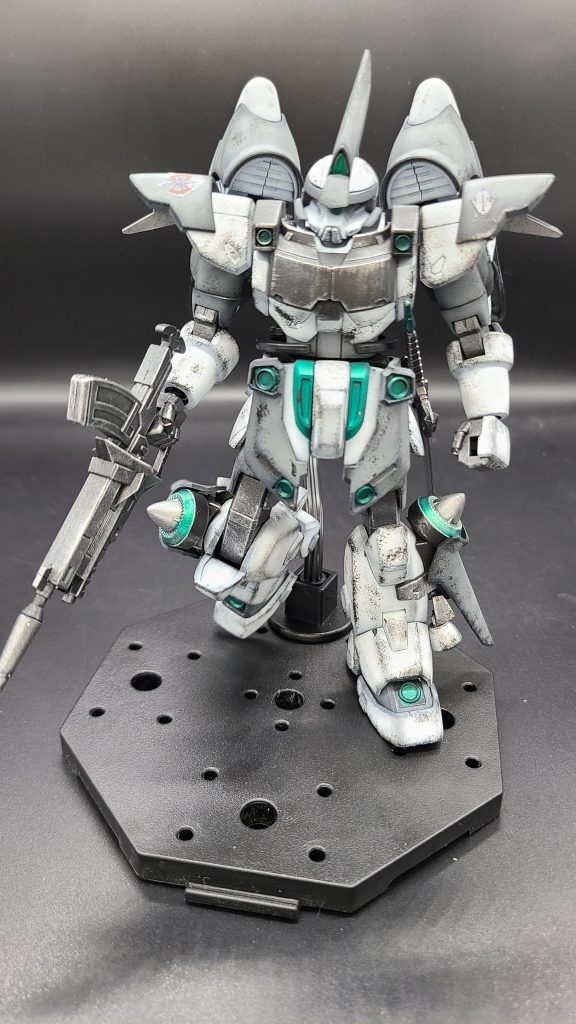 全体的にカラーチェンジをして仕上げてます!ふくらはぎの合わせ目を消してる時に関節をはめるのを忘れて無理矢理あとはめにしましたが関節がブラブラ…スタンド無しでは立つことさえ出来ません( ;∀;)