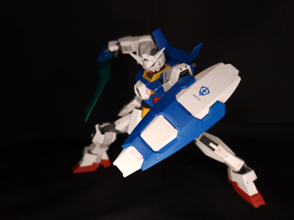 メイン武装2つ目は「シールド」&「シグルソード」になります。シールドはAGE-1の物をそのまま使用していますが、シグルソードはプラ板で新規造形しました。また、接続部はHGだとピン接続でしたが磁石接続に変更しました。シグルソードは展開するとGNソードのような形になります。また、ソードは分離可能になっています。これはGバウンサーのシールドを参考にしました。