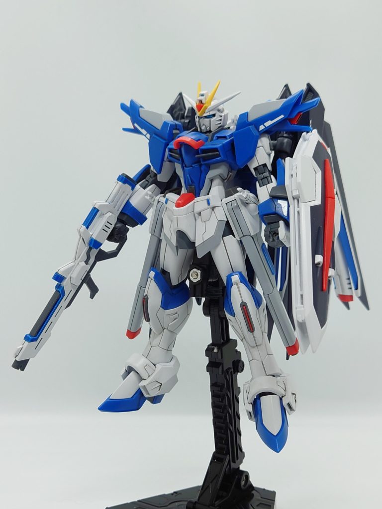 まずは素立ちカッコいい…、カッコ良すぎる…!!フリーダムをブラッシュアップさせたデザインが本当に素敵です!ドラグーンを廃してるところから、過剰な攻撃能力を持たせないコンセプトなんでしょうか…?でも、不殺のキラを象徴しているようでなんだかドラマ性を感じてしまいます😁取説によると、幾つかのバリエーションを作ることができる、と記載されてたのでオリジナルのライフリやイモジャを作ってみても面白いかもしれませんね👍