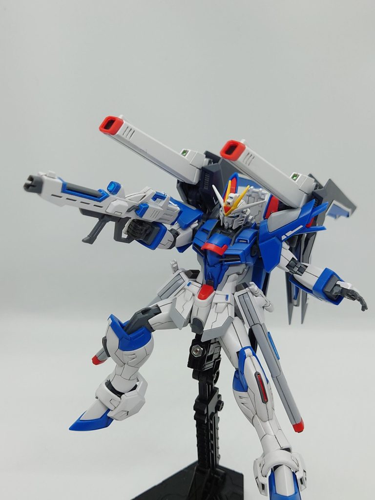 シュトゥルムスヴァーハーをぶっ放すライフリ!SEEDの時からそうですが、即時展開可能で収束もなく超高インパルス砲を発射するのヤバすぎる…😂ところで、ビーム・プラズマ・インパルス…、と非実体兵器は色々ありますが、フェムテク装甲はこれら全て防げるんですかね…。アカツキのヤタノカガミも映画本編で「アレ」を反射させてましたけど、「アレ」ってビーム兵器でしたっけ?💦