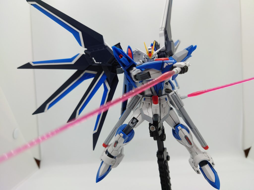 フリーダムと言えば二刀流!ヤマト流ビームサーベル術の前に、ダガーとウィンダムは無惨に散る…!今回はあまり披露してなかったけど、やっぱりビームを切り払うキラは只者ではないと思うwてか、今回もサーベル柄だけヒビが入ってしまった…、何故だ!?