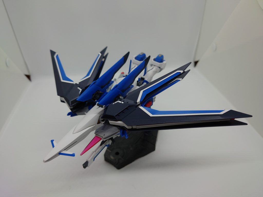 寝そべり変形w何気に専用パーツが必要なので完全変形ではない、という…🤔てか、ビーム版リボルビング・ステークで遊んでから変形させたので、ビームエフェクト付けっぱなし🤣