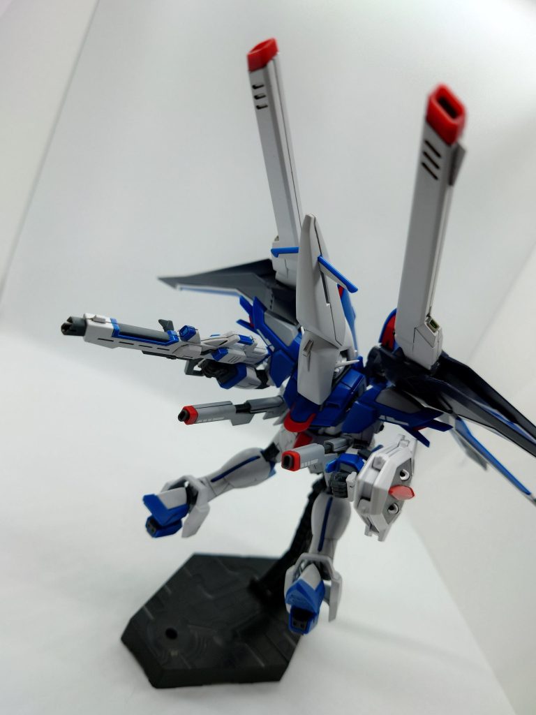 ガウォーク!これやって遊んだ人、たぶん僕以外にもいると思うw今回は以上になります。久しぶりにフリーダム系のガンプラを組みましたが、羽がデカいうえに各種変形が慣れるまでムズかったです💦でも、他のガンプラに比べて圧倒的にポージングさせやすかったです!イモジャも買ってはあるけど、一度お休みを挟んでから作ろうと思います😊キラとシンの合体攻撃を是非再現したい…!ここまでご覧くださり、ありがとうございました!🙏