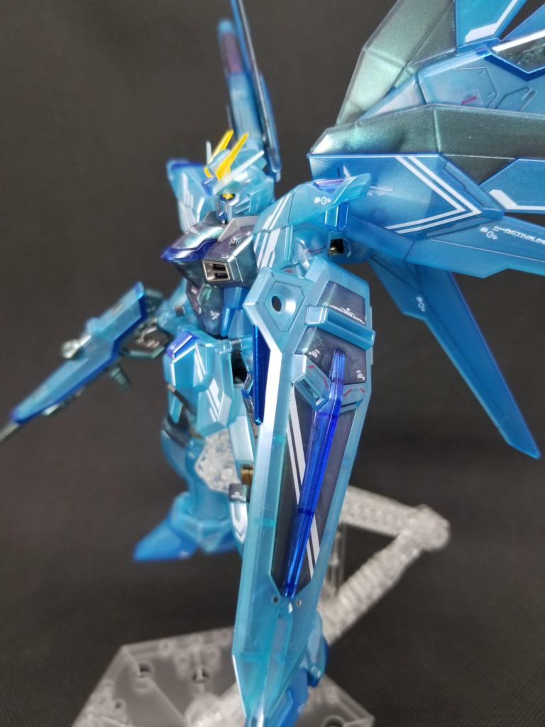 サイドショット②。シールドにも付属のシールと一部リアリスティックデカールを貼付。