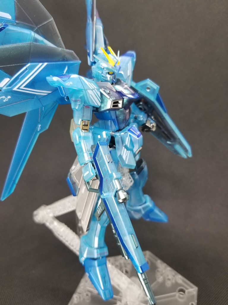 サイドショット①。ビームライフルは青い機体に合わせて色味を変えてみました。