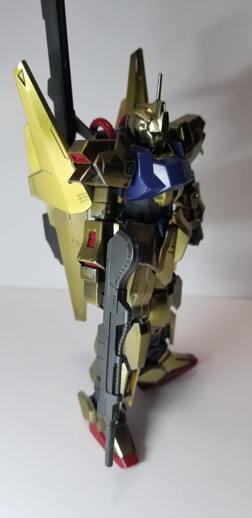 バックパックに光を当てた状態。鏡面自体はアンダーブラックのほうが出せるのですが、白金にしたかったのでビギニングホワイトを使いました。