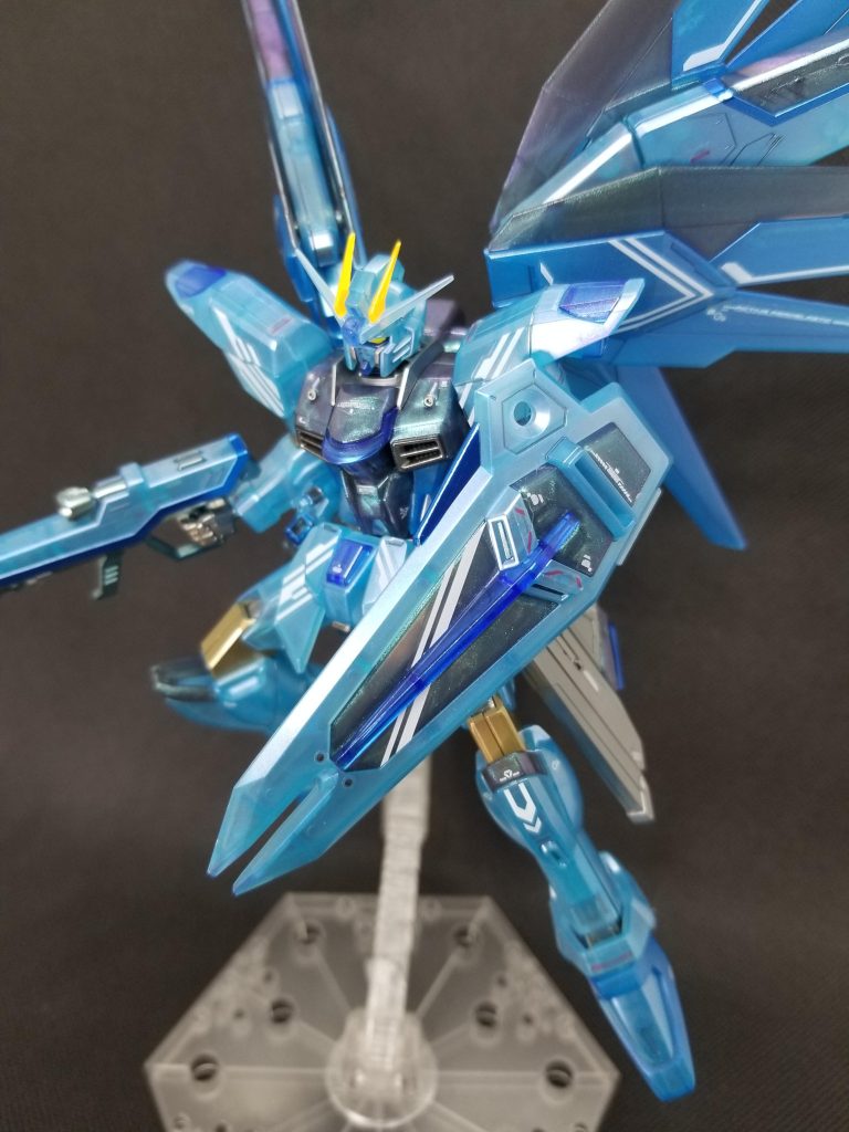 脚部(スリッパ部)、腹部、翼部はクリアブルーとクリアパープルの混色にパールシルバーを少量入れたものを吹いて色味に違いを出してます。