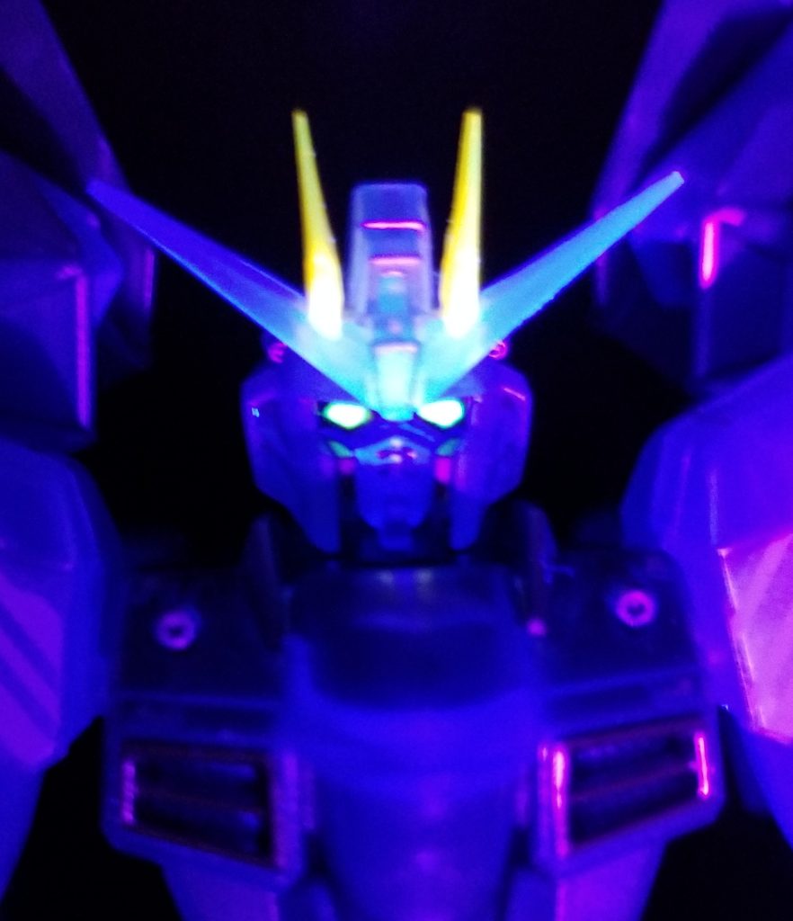 こちらはビコ～ン仕様ショット。実はコレ、付属のツインアイシールのカメラアイ部分にのみ市販の蛍光マーカーの黄色を塗っただけなんです✨この方法めっちゃ簡単なのですが、注意点がひとつ。水性なのでちょっと触れただけでインクが落ちてしまいます。上から透明シール貼るとか、ピンセットなどで慎重にやらないといけません😅あ、あと塗るときはUVライトで照らしながらがオススメです👍