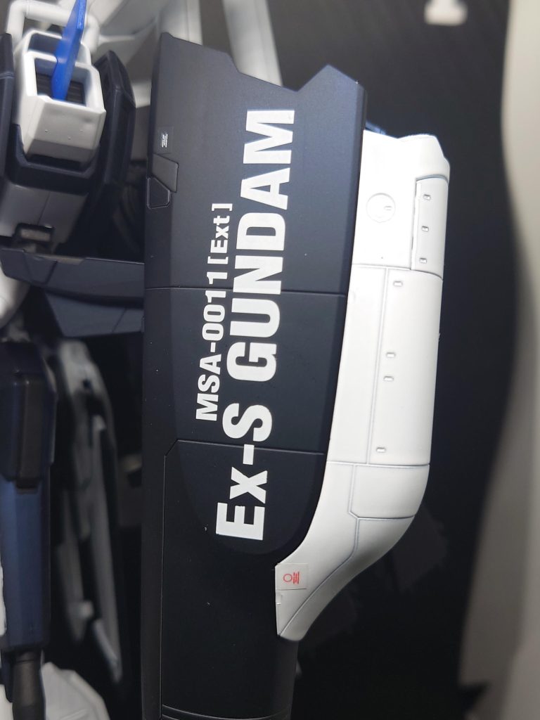 旧のデカール綿棒で入念に文字部分をなぞってパーツに擦り付けましたが途中で台紙から離れなかったり破れたり等で貼り付けるのに苦労しました…(＠_＠;)とはいえキレイにカバーしきったおかげでちゃんと貼り付ける事ができたのでヨシ！