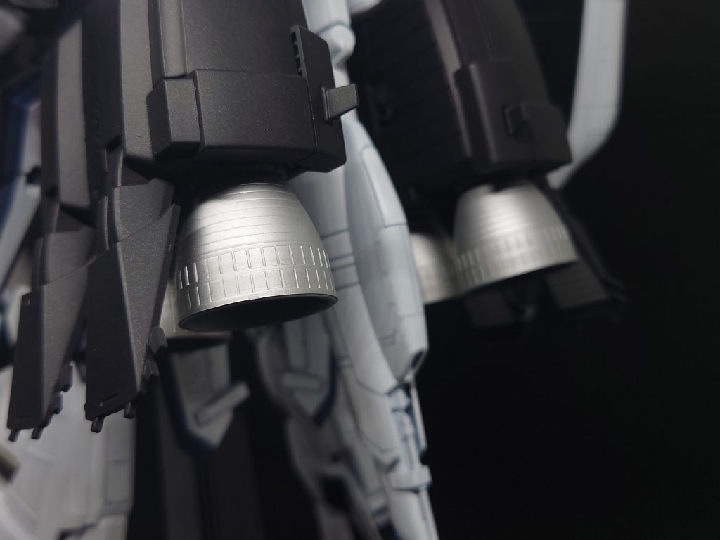 背部大型スラスター部分こちらもガイアノーツの《プレミアムミラークローム》をお試しで塗装してみました。いつも水性のシルバーで仕上げてましたがそれよりも良い仕上がり感になり満足しました。
