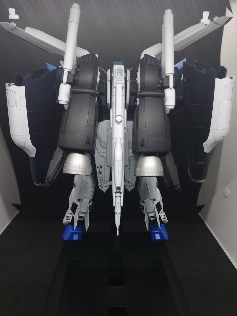 バックショット後から撮っても流石はガンプラ界の“ラスボス”…迫力が違い過ぎて何を撮影しているのか途中から分からなくなりそうでした(笑)