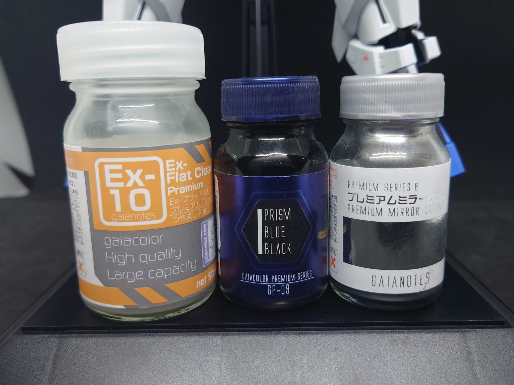 今回使用したガイアノーツの塗料3種類ブルーブラックの仕上げに艶消しクリヤーを使えば良い仕上がりになると記載があったのでお試しでExフラットクリヤープレミアムを購入して使用しましたが乾燥速度が速すぎて速すぎて…とはいえ記載通り良い仕上がりになったので満足です。(この3個だけで約3,000円程のお金が…)