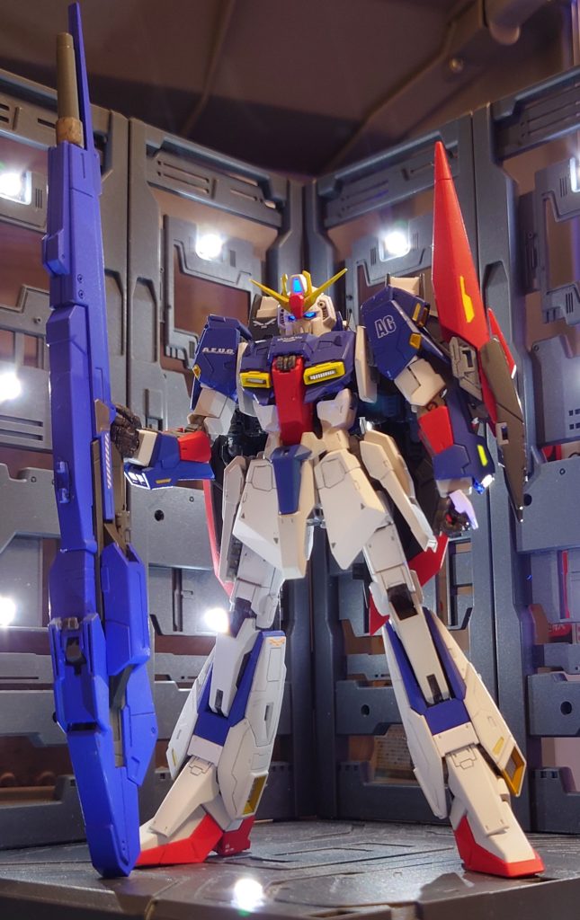 と言う訳で、どうしてもハイパーメガランチャーは、現状では仁王立ちポーズにしか使えませんwただ縮めた状態でも迫力は充分だと思います。本当は塗装する必要も無いと思う程、RGの色分けは完璧なのですが、塗ってしまいましたw塗装剥げが怖い……後、現在となってはRGのデカールは却って没個性な気がしたもので、部分的にカットしたり、Z系の汎用デカールから持って来たりしております。