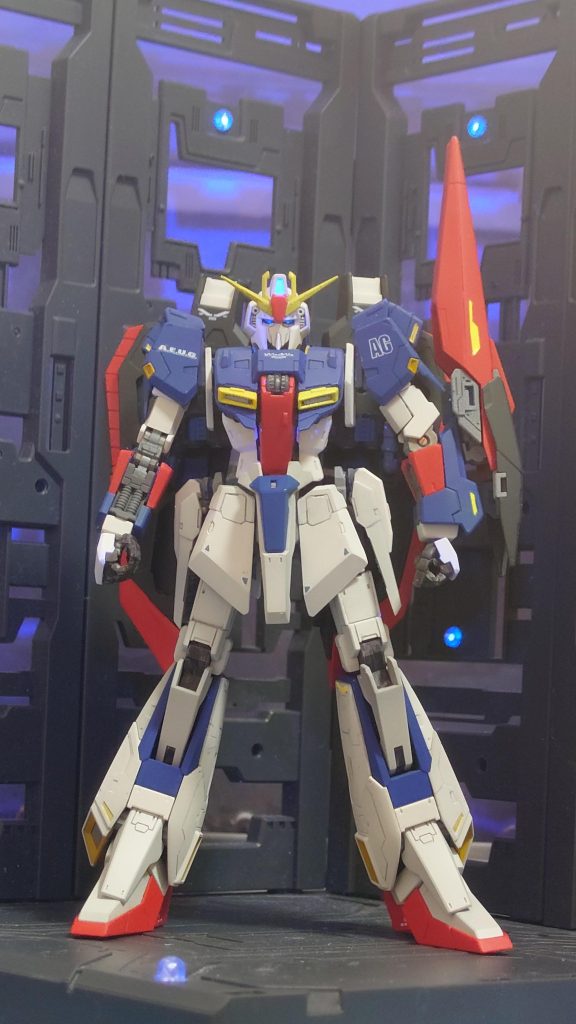 改造ポイントですが・肩部フレーム補強・首延長(可動レール部分)・肩と胸の間のプレート大型化・フロントアーマー大型化・太腿幅増し・肩部バーニアタイト化主に破損防止、プロポーション改修とポージングの際のストレス改修なのですが、それでもポロリしまくりです。😢でもその甲斐あってか、忍耐強くやればちゃんと変形できます！MS形態でのプロポーションも、非常に好みな感じになりました。(RGのシャープな造形のおかげですがw) 