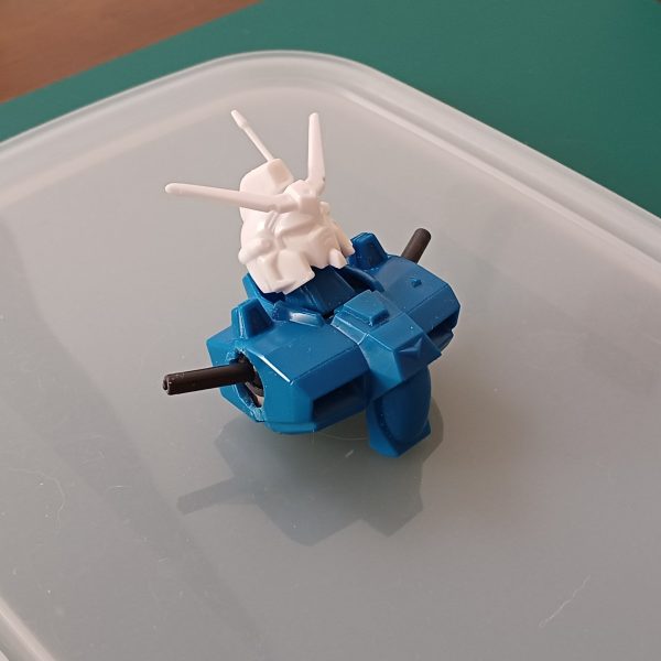 旧キットのガンダムGP01 を作りはじめました。旧キットははじめてなので楽しみです。画像１枚目→プラモデルをそのまま組み立てたもの。私が旧キットでイメージしてたものより実物はもっとカッコよくて驚きました。旧キットでもポリキャップありで接着剤なしで組み立てられるので一安心です。画像２枚目→首の可動をよくして、肩をポリキャップの間接に変えてみました。（2枚目）