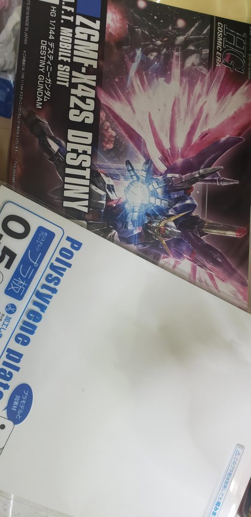 無難に箱を有効活用しようと思い百均の0.5mmのプラ板を用意して そこから切り貼りして行きます