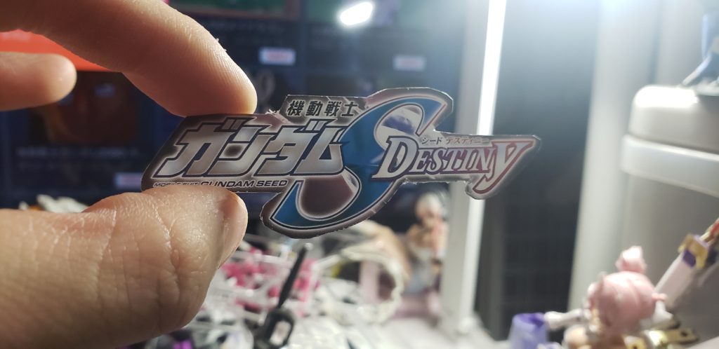 ロゴはもともと貼ろうとは思っていたので予定通り切り抜き