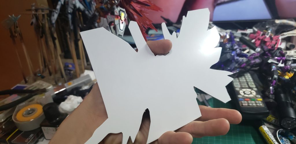 そこからプラ板を接着剤で貼り切り取りますロゴも同じように切り取ります