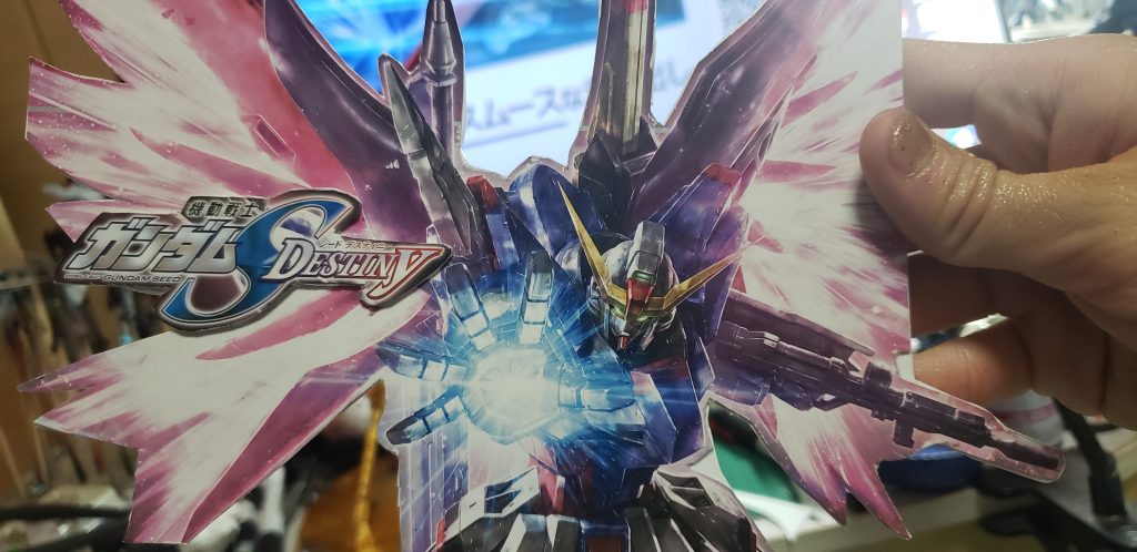 そしてイラストの全体バランスをみて左側が広くなっていたので左ちょい上(ここに関しては自分のセンスを信じて)に貼りそれっぽくなってきました!!