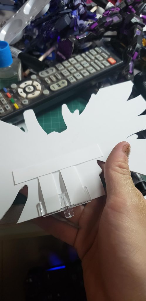 補強用に適当に切ったプラ板を貼りつけ