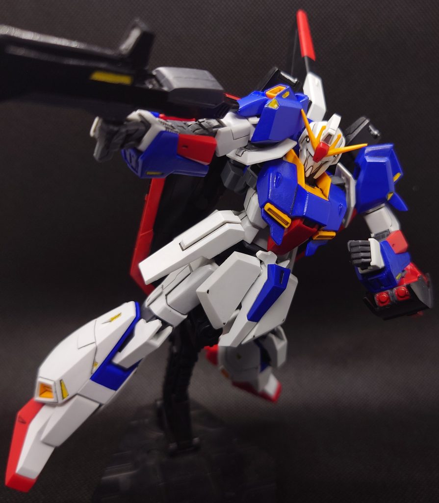 頭部バルカンを1mmのピンバイスで開口し、ハイキューパーツのメタルパーツ、確か1mmをつけてます。最初は、微妙だな~~~と思ってましたが、全ての工程を終え、メタルパーツをつけてみると…。不思議なことに、メタルの質感がいいワンポイントに。結構、お手軽なのでこれからもやっていこうと思います。改造反省点としましては、ピンバイスで開口した時、両側で、穴の高さが違ったので次回は気をつけます。まぁ、正面から見ないと分からないので今回は良しとします💦